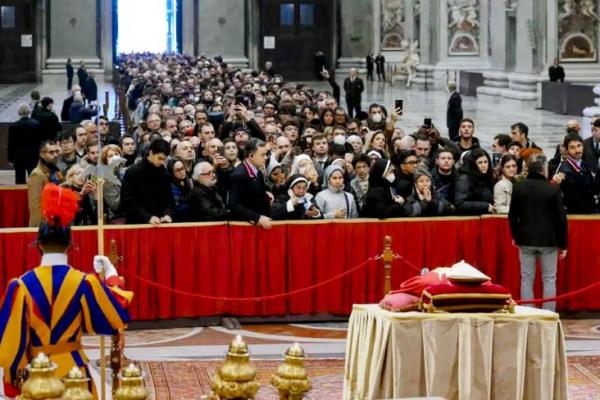 Breaking News! Puluhan Ribu Jemaat Melayat Jenazah Paus Benediktus XVI