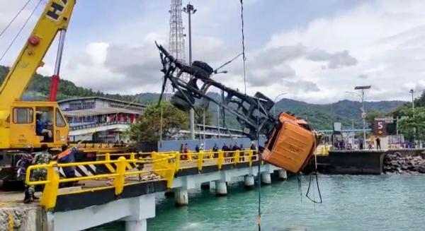 Truk Semen yang Kecebur di Pelabuhan Merak Akhirnya Berhasil  Dievakuasi TNI AL