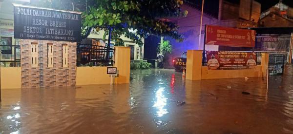 Undip Beri Bantuan Korban Banjir Dinar Indah Semarang