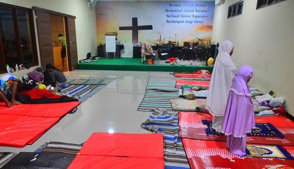 Pengungsi Korban Banjir Kudus Sholat di Ruang Aula Gereja