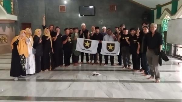 Viral, Kader Partai Ummat Bentangkan Bendera di dalam Masjid Raya Kota Cirebon