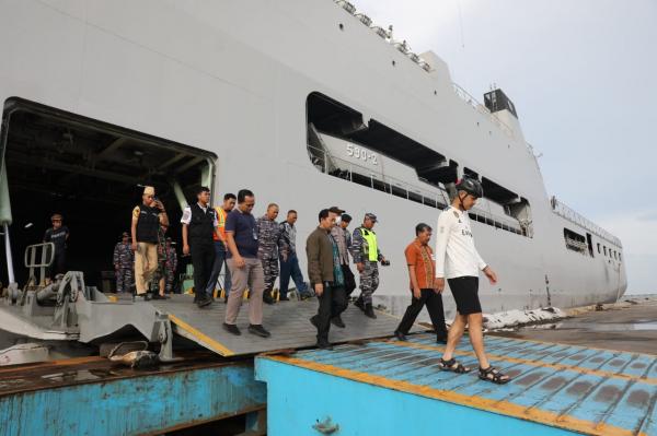 Cuaca Ekstrem, Kapal Perang Angkut BBM dan Logistik ke Pulau Karimunjawa