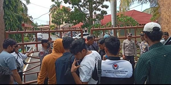 Dugaan Penyelewengan Pupuk di Bima, Mahasiswa Demo Polda NTB Minta Adili Distributor Nakal