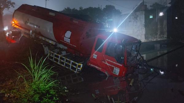 Diduga Sopir Ngantuk, Truk Tangki Pertamina Oleng Tabrak Warung dan Masuk Sawah di Tasikmalaya