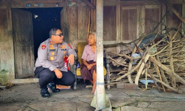 Datangi Gubuk Wanita Tua Sebatang Kara, Kapolres Wonogiri Serahkan Ini