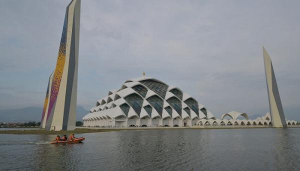 Masjid Al Jabbar Dibanjiri PKL, Ada dari Kabupaten Bandung hingga Sumedang