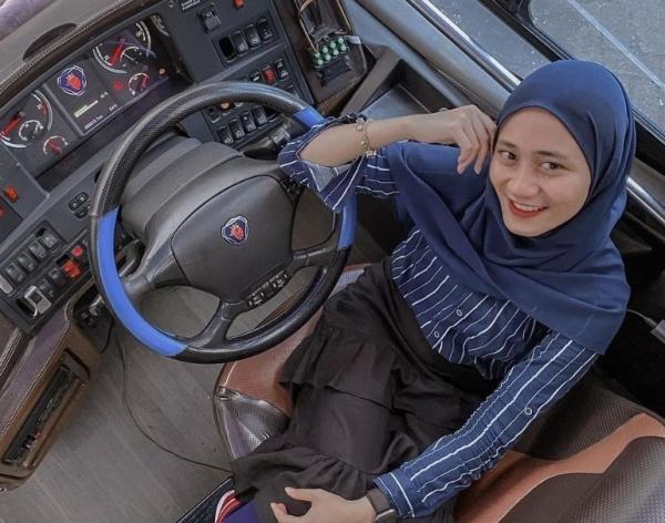 5 Perempuan Berhijab Pemilik PO Bus Ternama, Ada yang Tetap Sopiri Busnya Sendiri