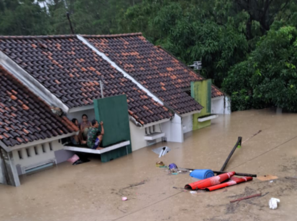 Banjir Kembali Terjang Kota Semarang, Perum Dinar Indah Meteseh Terendam hingga Atap