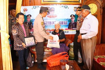 Anak, Cucu dan Pejuang 5 Januari Terima Bantuan Dari Polres Inhu