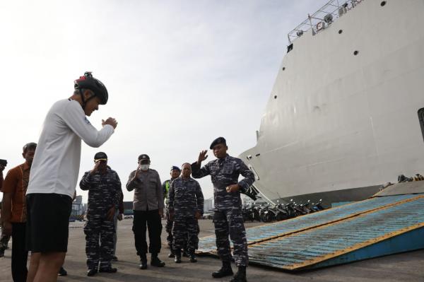 Kapal Perang Terjang Ombak Tinggi Angkut BBM dan Logistik ke Pulau Karimunjawa