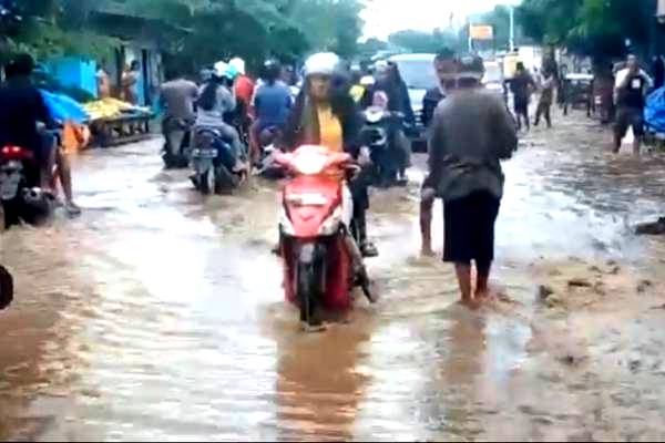 Banjir Bandang Rendam Ratusan Rumah di Sikka, Warga Panik Mengungsi