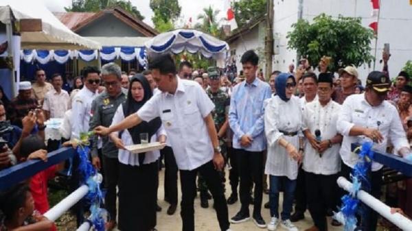 Pakai Dana Pribadi, Bupati Barito Utara Bangun Jembatan Gantung Rp7 Miliar untuk Warga