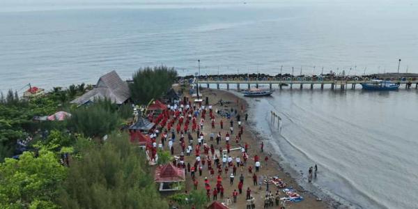 Bupati Indramayu Ajak Perangkat Daerah Senam di Pantai Bali