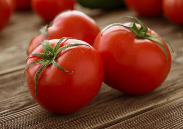 Mudah dan Ampuh Bikin Kulit Kencang, Ini 8 Manfaat Tomat untuk Wajah