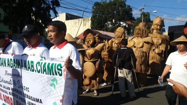 Ribuan Masyarakat Ikuti Jalan Asyik Harmoni Beragama dan Karnaval Budaya