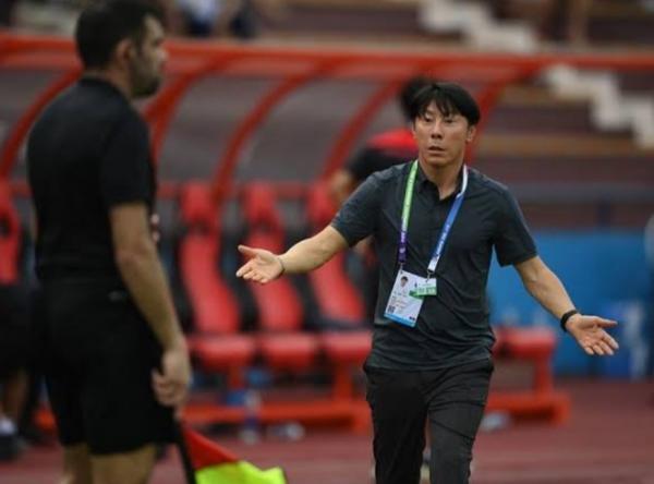 Jabatan Tangan Shin Tae-yong Ditolak Pelatih Vietnam Park Hang-Seo, Bikin Panas