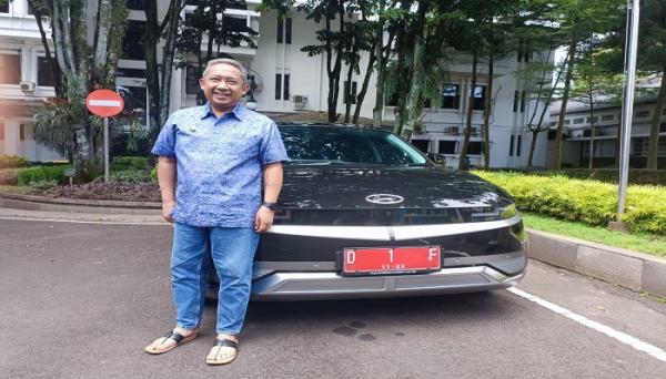 Didanai APBD, Kini Wali Kota Bandung Ngantor Pakai Mobil Listrik: Butuh Penyesuaian tapi Seru