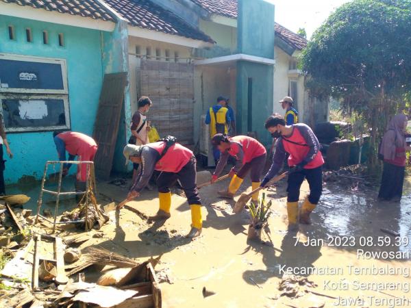 Intensif, Pemkot Semarang Lakukan Pembersihan Lumpur Pasca Banjir di Sejumlah Titik