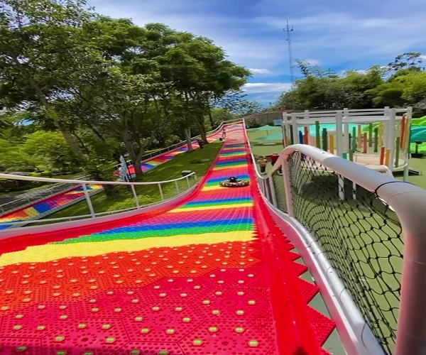 Lembang Padat Pengunjung di Liburan Awal Tahun, Boomerang Rainbow Slide Jadi Destinasi Buruan