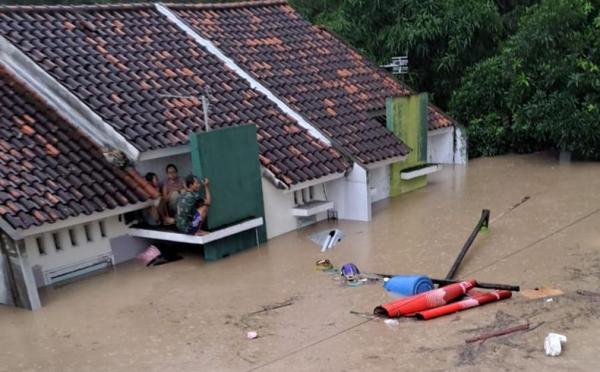 Berita Duka! Banjir Bandang Terjang Perumahan Dinar Indah Meteseh Semarang, 1 Warga Tewas