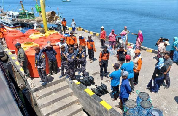 Gunakan Kapal Angkatan Laut, BPBD Kirim 35 Ribu Liter Air Bersih ke Pulau Gili Ketapang