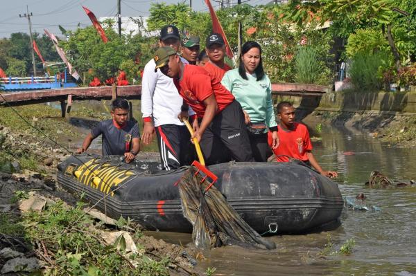 Prajurit Brigif 2 Marinir Bersama Warga Bersihkan Sungai Desa Ketajen