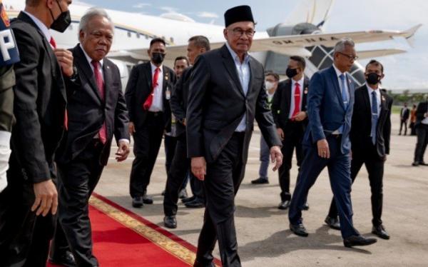 Perdana Menteri Malaysia Tiba di Jakarta Mengenakan Peci Hitam