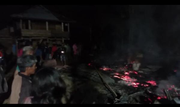 Diduga Korsleting Listrik, Sebuah Rumah Warga di Mamasa Ludes Terbakar