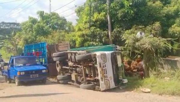 Menghindari Jalan Berlubang, Truk Sawit Terguling di Jalan Lintas Sukoharjo