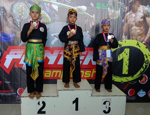 Keren! Jauh-jauh Dari Madura, Bocah Ini Sabet Juara Turnamen Pencak Silat di Depok