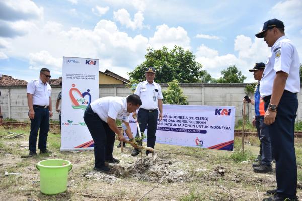 PT KAI Divre IV Tanjung Karang Turut Dukung dan Menyukseskan Gerakan 1 Juta Pohon untuk Indonesia