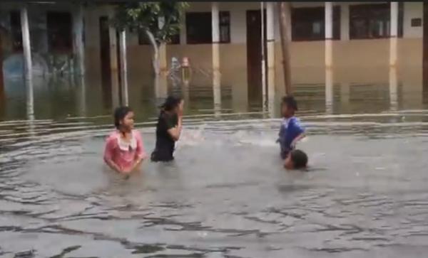 Sepekan Banjir di Lemahputih Brati, Siswa SD Rindu Sekolah