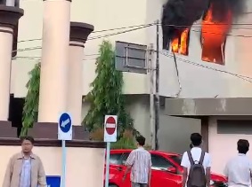 Si Jago Merah Amuk Gedung Dua Lantai di Komplek Politeknik Negeri Sriwijaya