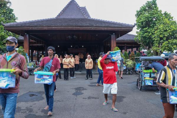 Juru Parkir dan Penarik Becak Dapat Bantuan Sembako dari DWP Dispermadesdukcapil Jateng 