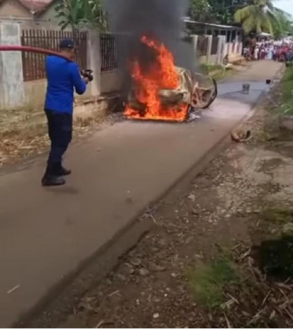 Diduga Korsleting Bagian Mesin, Mobil Sedan di Rangkasbitung Lebak Ludes Terbakar