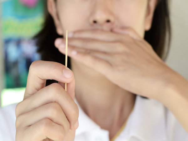 Mudah dan Praktis Tanpa Tusuk Gigi! Ini 4 Cara Atasi Makanan yang Tersangkut di Gigi