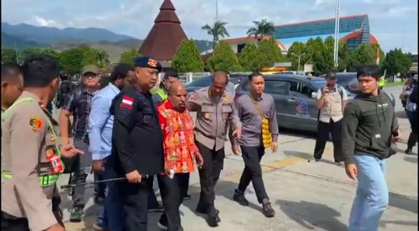 Ditangkap KPK, Lukas Enembe Terlihat Tenang, Banyak Warga Naikkan Doa bagi Gubernur Papua