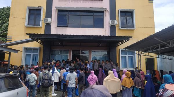 Pertanyakan SK Pemberhentian, Pendukung Mantan Kades Lengkung Geruduk Balai Desa