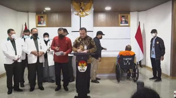 Resmi Ditahan KPK, Begini Penampakan Gubernur Papua Pakai Kursi Roda Berbaju Orange di RSPAD