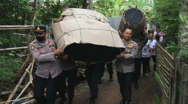 Kapolres Sukoharjo Sambangi Rumah Warga Pra Sejahtera, Ikut Memanggul Bantuan Angkat-angkat