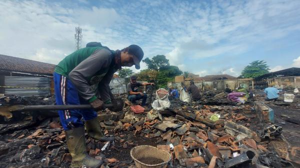 Pasca Kebakaran Pasar Besi Tasikmalaya, para Pemulung Tampak Mengais Rezeki Kumpulkan Puing-Puing