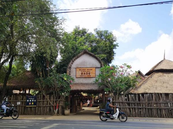 Tradisi Kawin Lari di Wisata Desa Sade, Mengepel Rumah dengan Kotoran Sapi