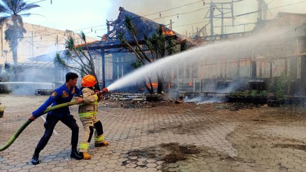 Polisi Masih Dalami Penyebab Kebakaran Rumah Makan Ampera Bandung