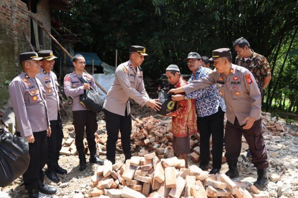 Polres Lebak berikan Bantuan Untuk Korban Pergeseran Tanah di Kecamatan Cikulur