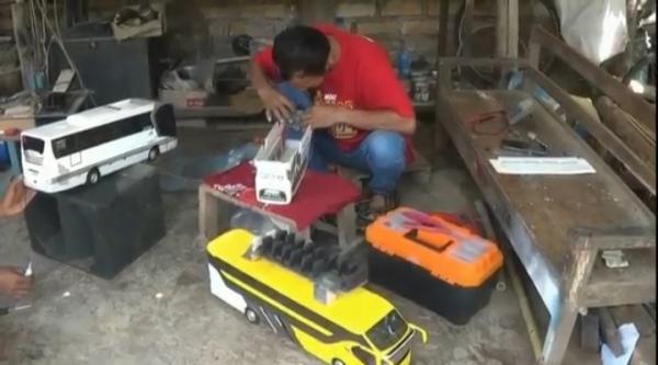 Buruh Pabrik Raup Cuan dari Usaha Sampingan Membuat Miniatur Mobil