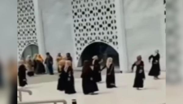 Viral! Emak-emak Joget TikTok di Masjid Al-Jabbar Langsung Diserang Netizen