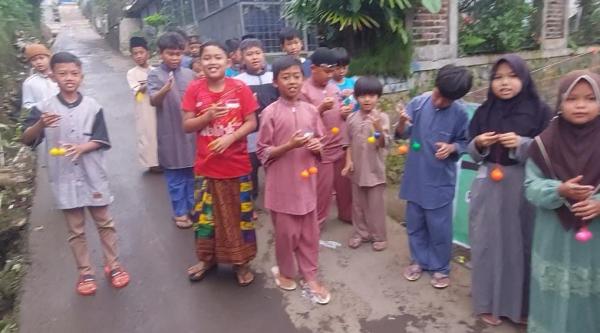 FAGI Jabar Bagikan Ratusan Pemainan Lato-lato di Lokasi Pengungsian Cianjur