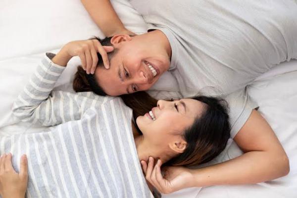 6 Tips Puaskan Suami di Ranjang, Pasutri Wajib Baca Ini!