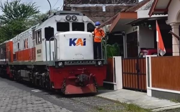 Heboh! Kereta Api Lewat Persis Depan Rumah Warga, Netizen: Tak Pikir Editan