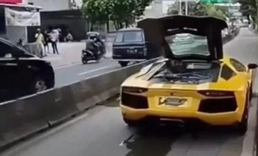 Viral, Lamborghini Mogok dan Kena Tilang Rp500 Ribu